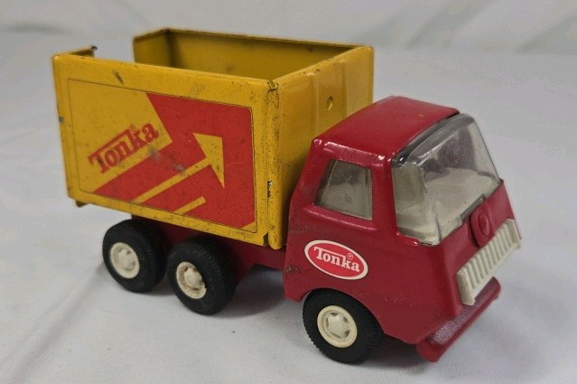 lot 81 image: Vintage Tonka Dump Truck