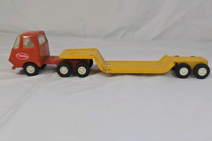 lot 86 image: Vintage Tonka Lowboy Trailer Truck
