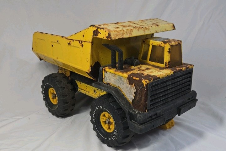 lot 99 image: Vintage Tonka Dump Truck