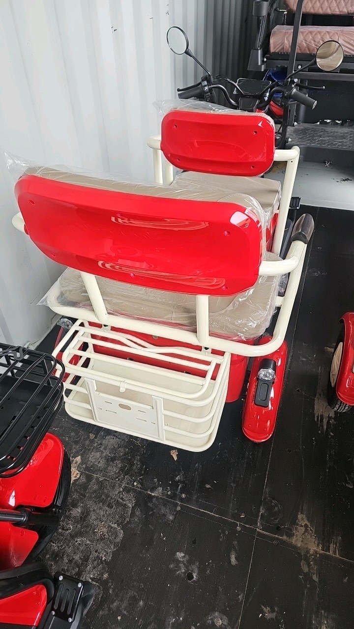 lot 102 image: IRGC40 MINI GOLF CART