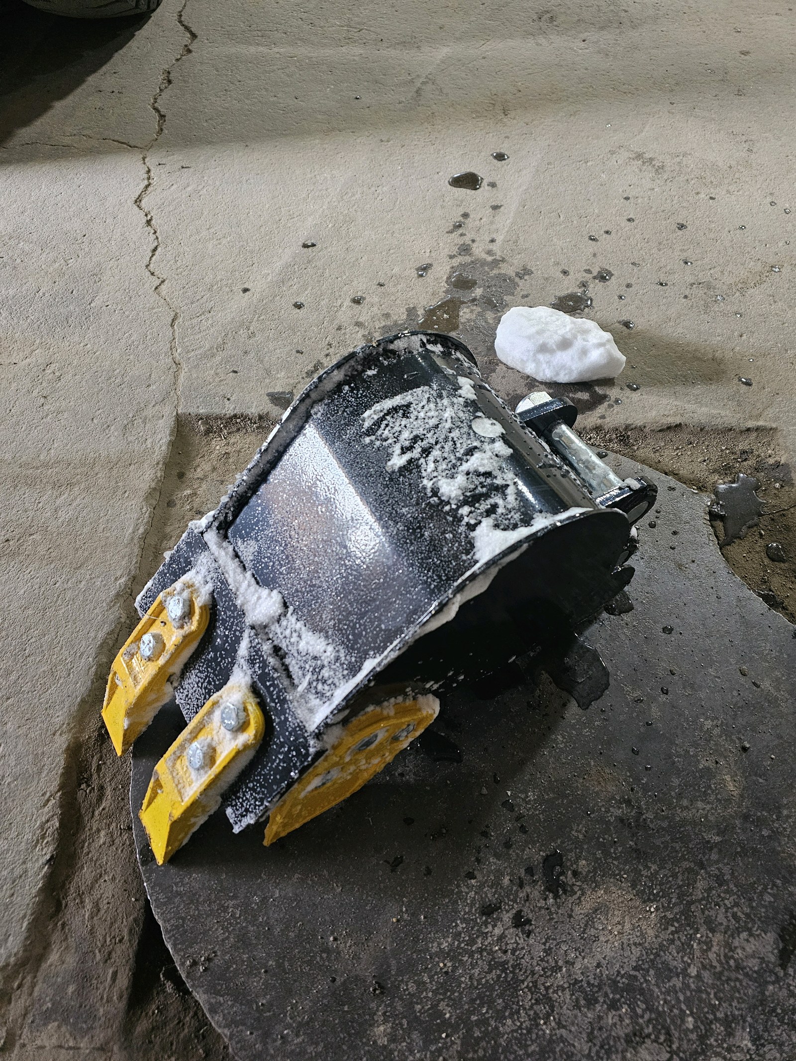 lot 110 image: Mini Excavator 20CM Toothed Bucket