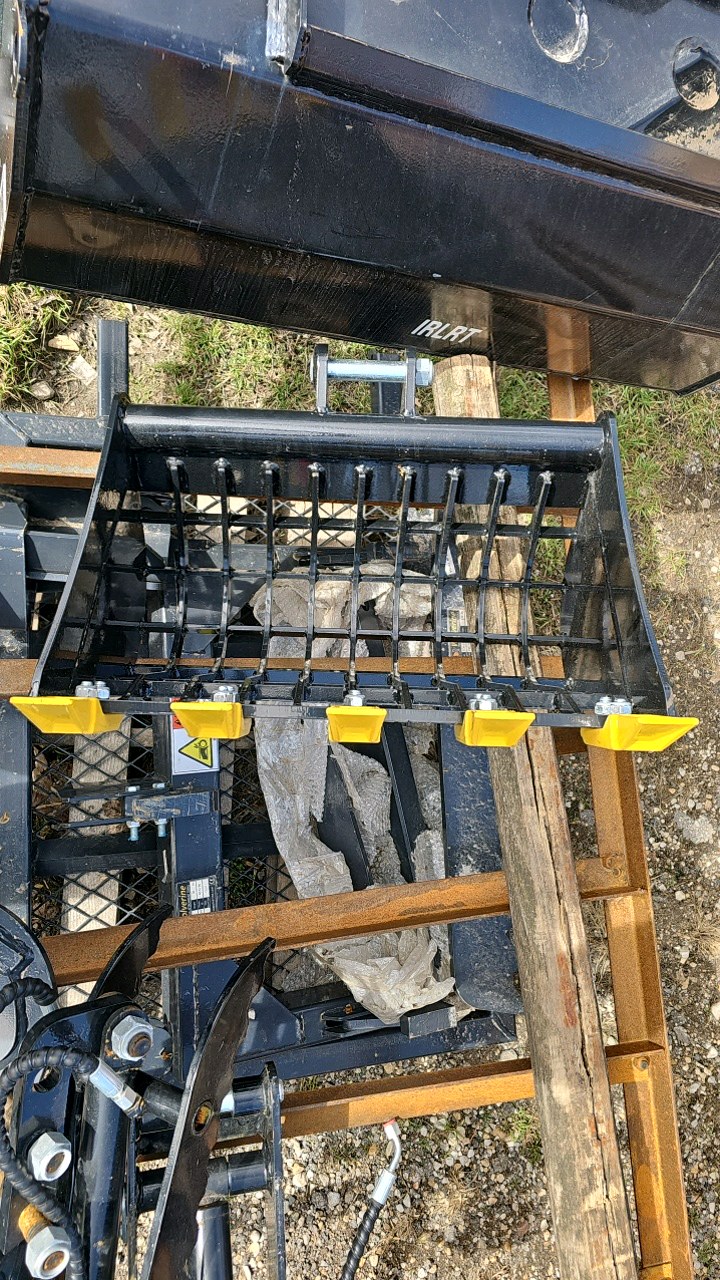 lot 115 image: Mini Excavator 60cm Grid Bucket