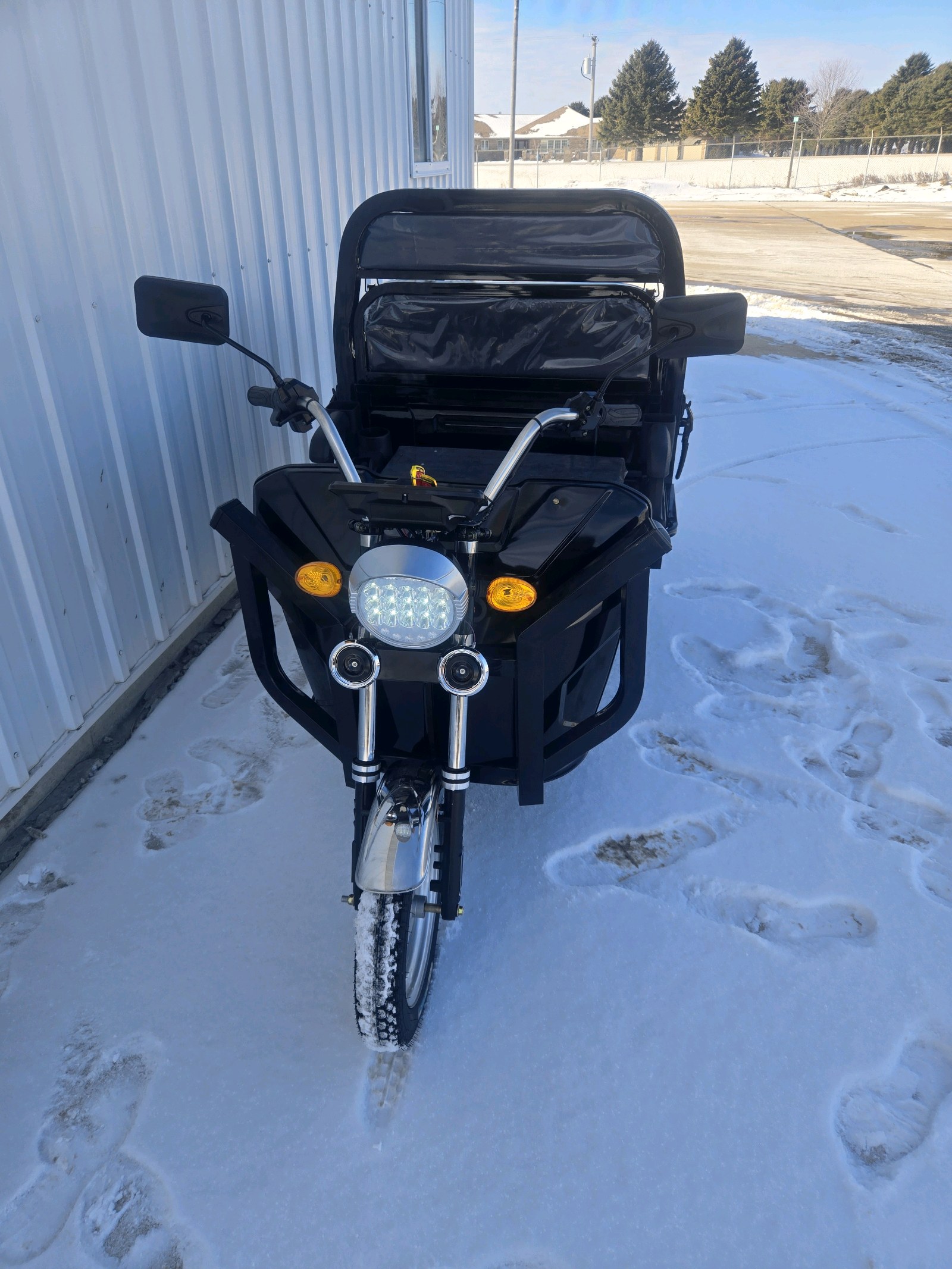 lot 144 image: SDLANCH IRET13 Electric Trike wdump bed