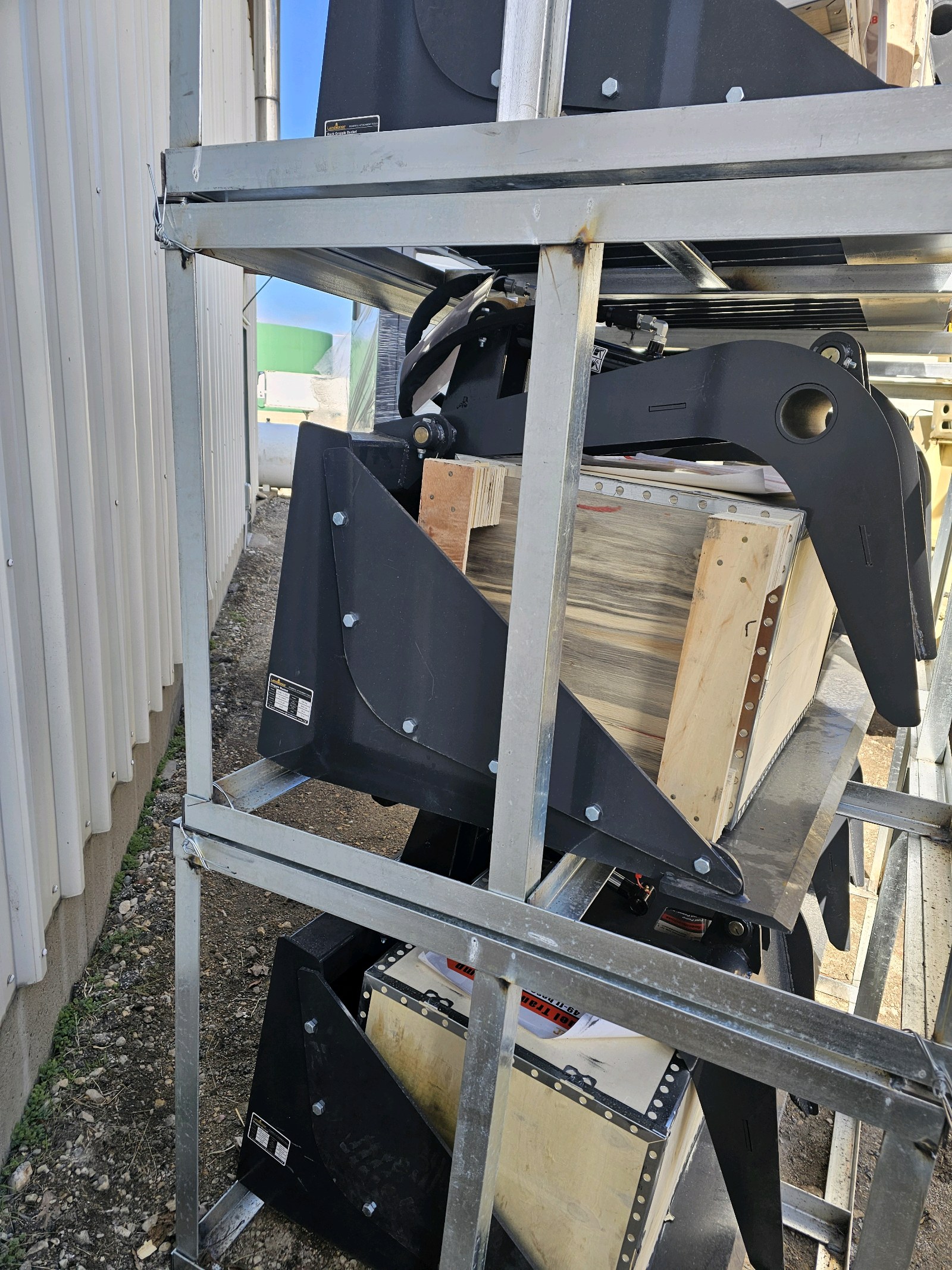 lot 206 image: UNUSED 2025 LANDHONOR SGB-11-72W 72 INCH DUAL CYLINDER GRAPPLE BUCKET