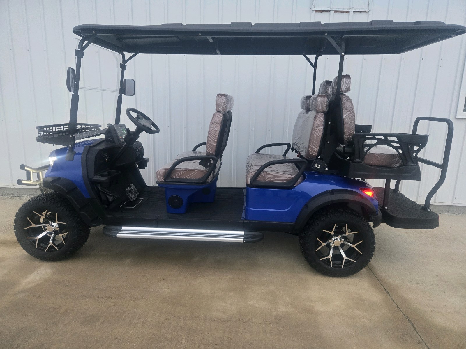 lot 22 image: SDLANCH 6 Seat Golf Cart SDLGC100