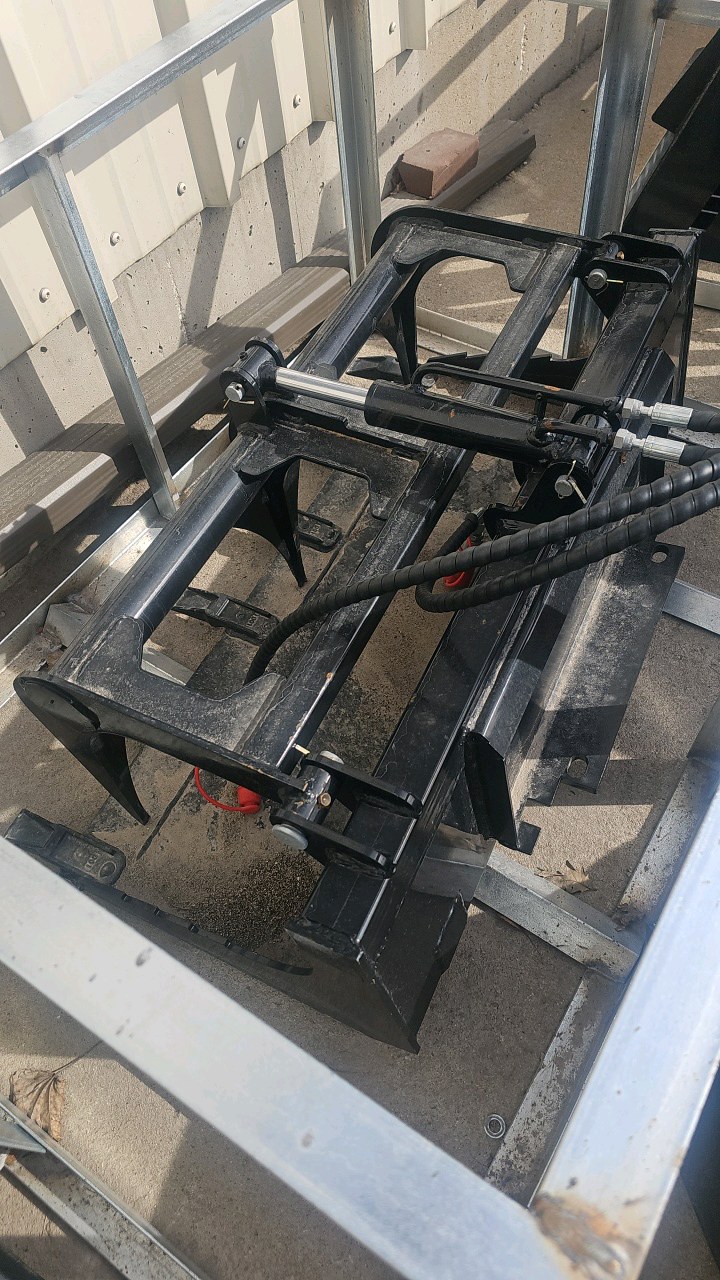 lot 223 image: LandHonor Mini Skid Steer Grapple Bucket MGB-72-44W