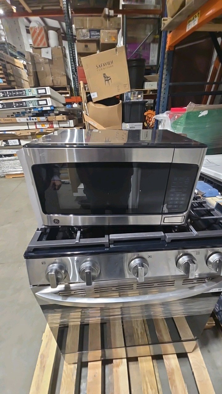 lot 37 image: GE 1.1 Cu. Ft. Capacity Countertop Microwave Oven