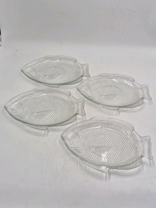 lot 103 image: Vintage Glass Fish Plates  Textured Scale Design