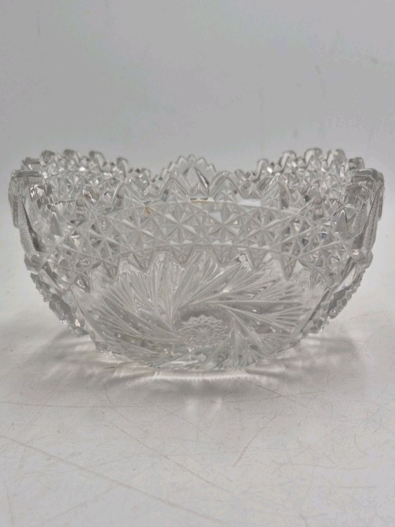 lot 104 image: Vintage Clear Cut Glass Bowl  Pinwheel and Diamond Pattern