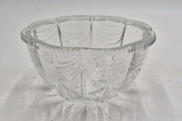 lot 107 image: Vintage Clear Glass Bowl  Draped Scalloped Rim Pattern