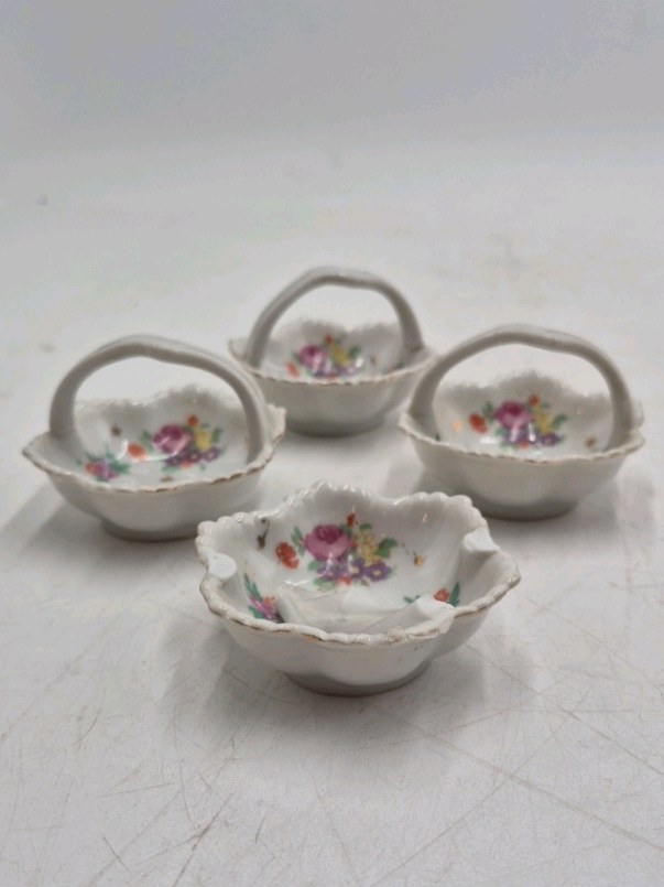 lot 116 image: Vintage Porcelain Miniature Flower Baskets  Made in Japan Set