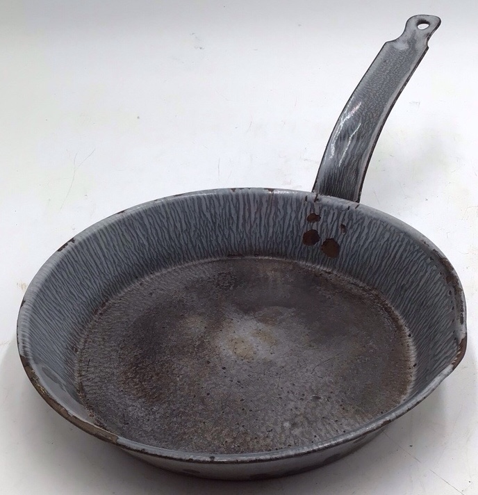 lot 12 image: Vintage Gray Speckled Enamel Skillet  Graniteware Frying Pan with Long Handle