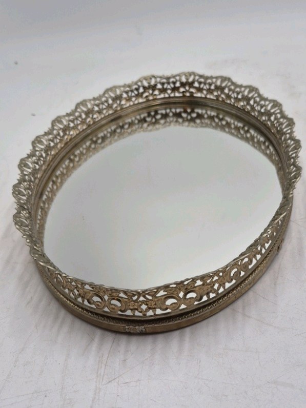 lot 124 image: Vintage Filigree Mirrored Vanity Tray  Oval Gold Tone Border