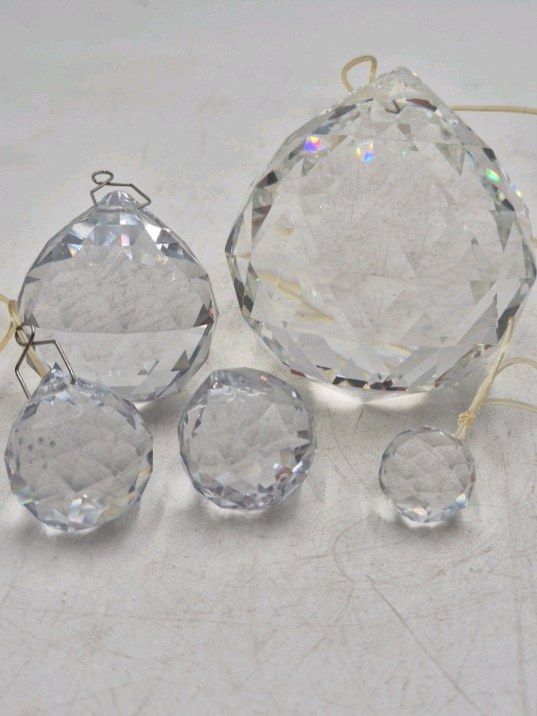 lot 125 image: Vintage Crystal Prism Ornaments