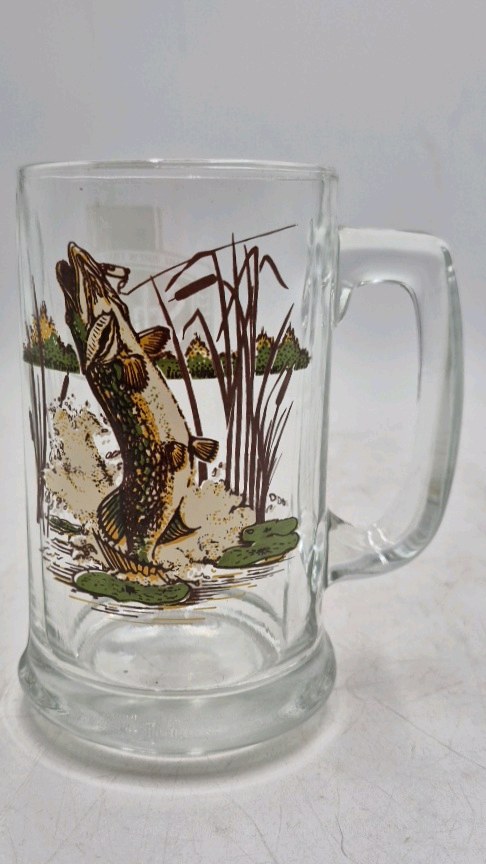 lot 132 image: Vintage Glass Beer Mug  Northern Pike Fishing Scene