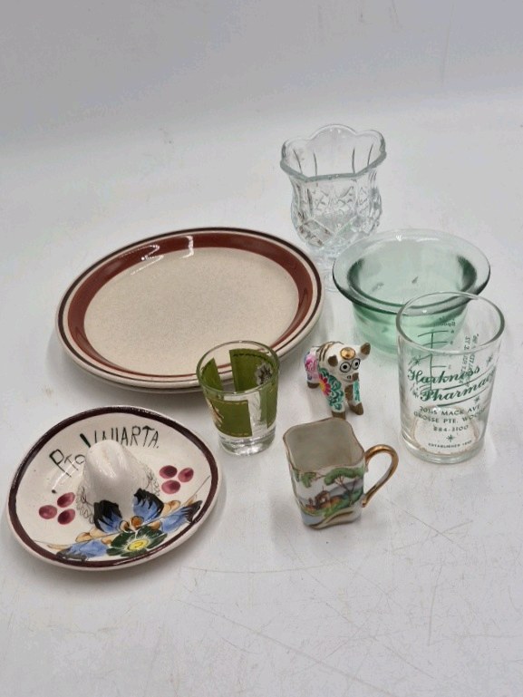 lot 136 image: Vintage Mixed Ceramic and Glass Collectibles  Various Makers and Designs