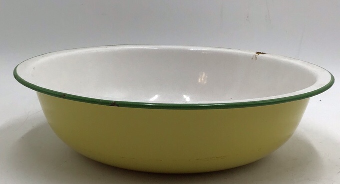 lot 14 image: Vintage Yellow Enamel Wash Basin  Graniteware with Green Rim