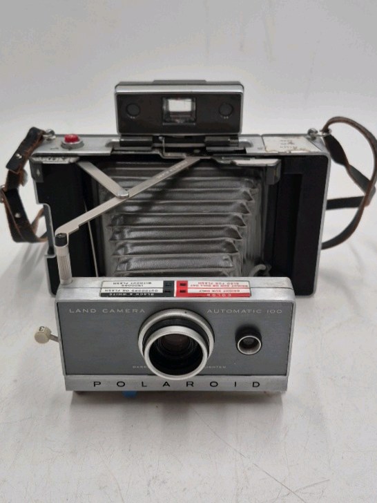 lot 148 image: Vintage Polaroid Land Camera Automatic 100  Folding Bellows Model