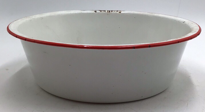 lot 15 image: Vintage White Enamel Wash Basin  Graniteware with Red Rim Trim