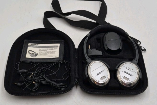 lot 151 image: Vintage Bose QuietComfort 3 Noise-Cancelling Headphones  With Case and Accessories