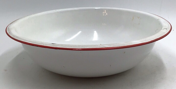 lot 16 image: Vintage White Enamel Wash Basin  Graniteware with Red Rim