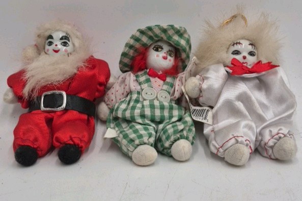 lot 162 image: Vintage Miniature Cloth Dolls