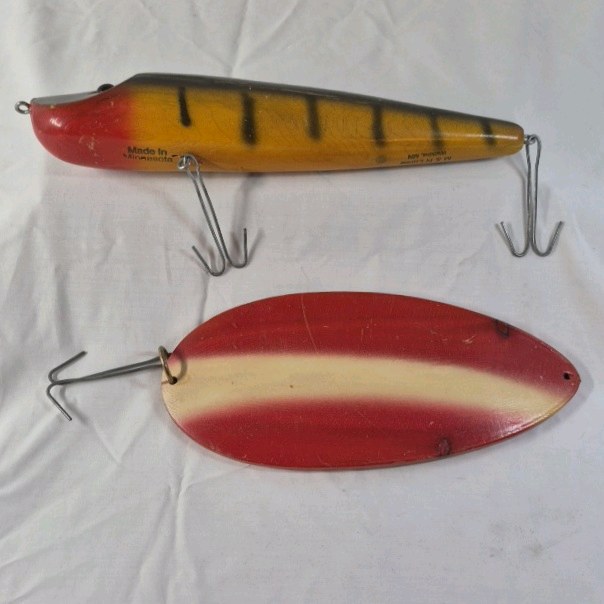 lot 191 image: Vintage Lazy Ike Fishing Lure  Minnesota Made Wooden Design