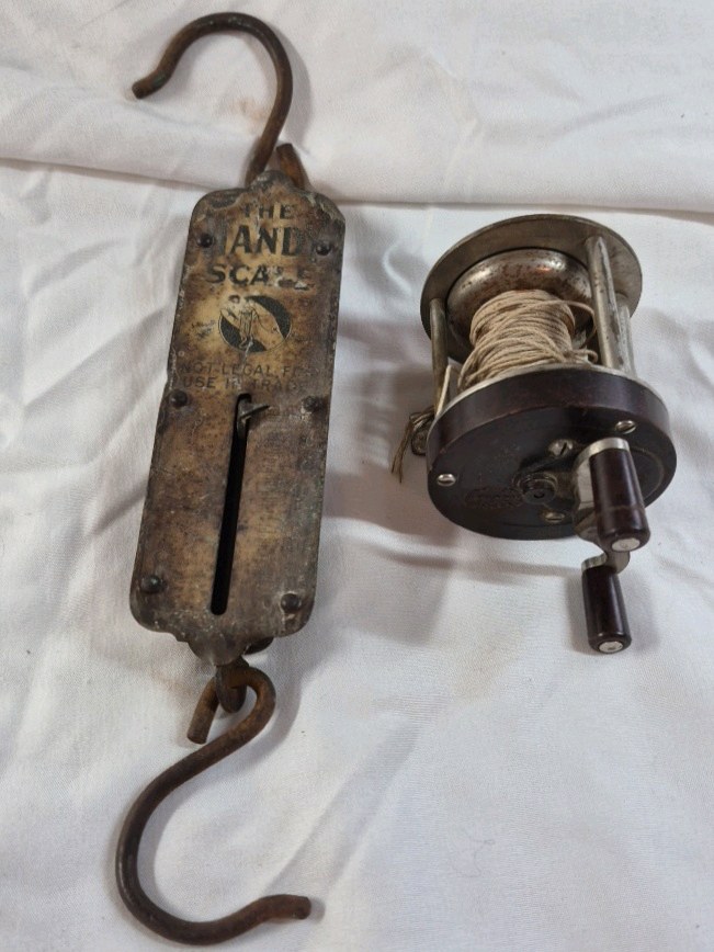 lot 192 image: Vintage Bronson New Deal No. 800 Fishing Reel  With Hanging Scale