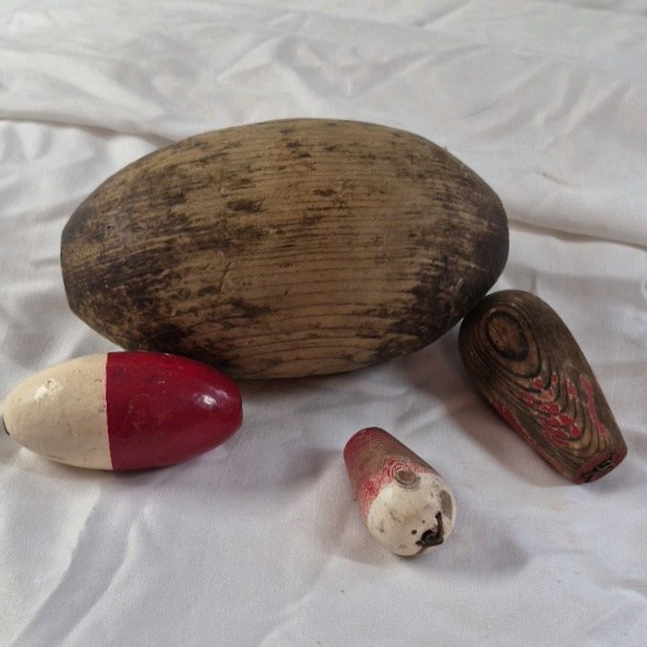 lot 194 image: Vintage Wooden Fishing Floats and Bobbers  Painted and Natural