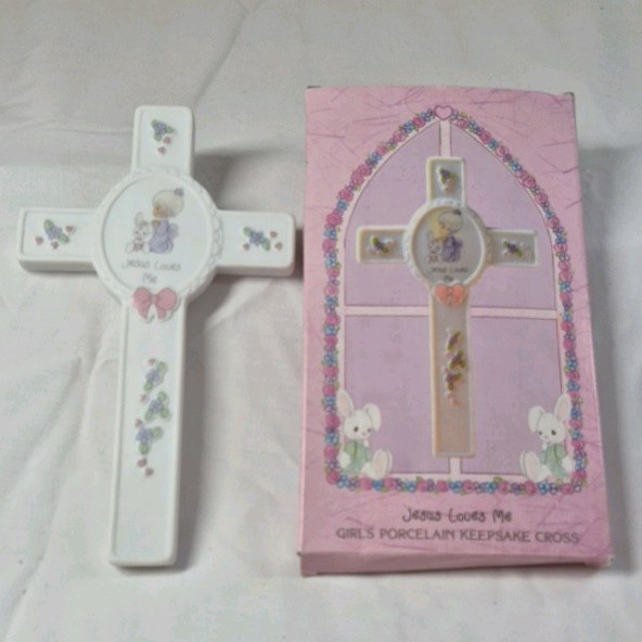 lot 210 image: Precious Moments Porcelain Cross and Plate  Jesus Loves Me