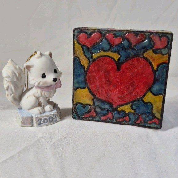 lot 211 image: 2003 Precious Moments Squirrel Ornament  Holding Heart