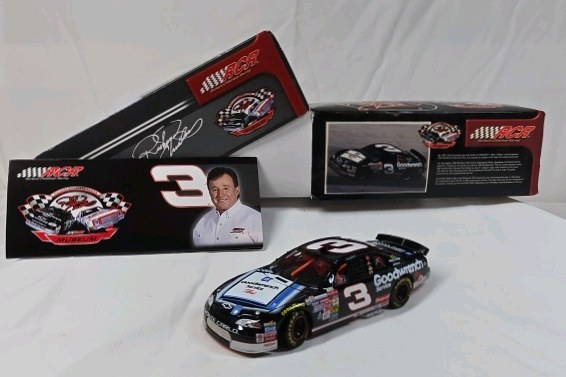 lot 255 image: 1999 Dale Earnhardt #3 Goodwrench Service Plus Sign Monte Carlo Diecast  RCR Museum Series Original Box