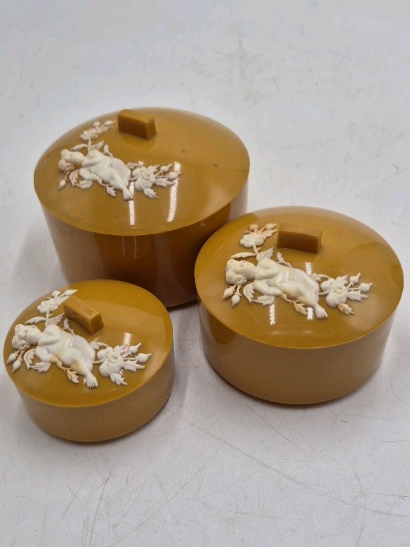 lot 45 image: Vintage Schwarz Bros. Plastics Bowl  Melamine with Embossed Base Mark