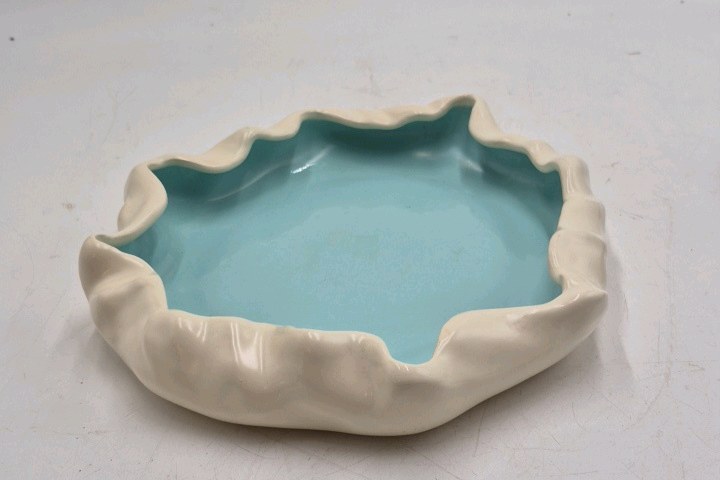 lot 47 image: Vintage California Pottery Dish  Turquoise Glaze with Cream Scalloped Rim