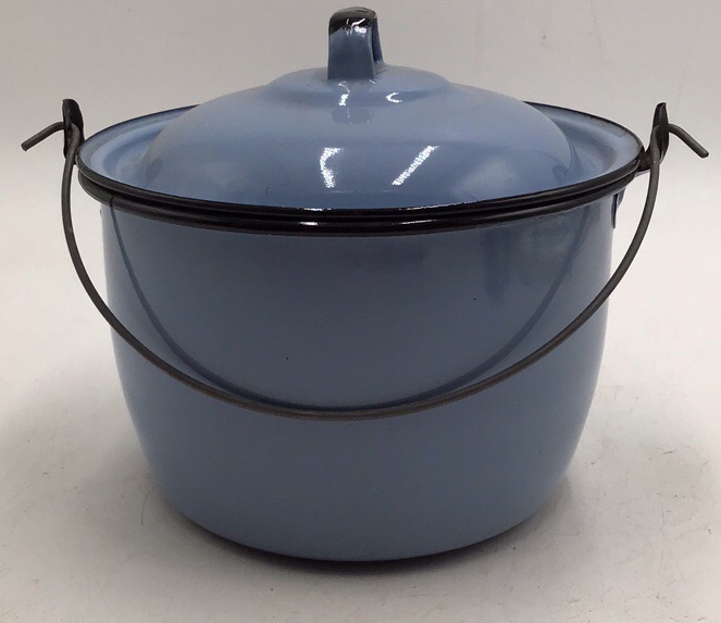 lot 9 image: Vintage Blue Enamel Bucket Pot with Lid  Graniteware Camp Cooker