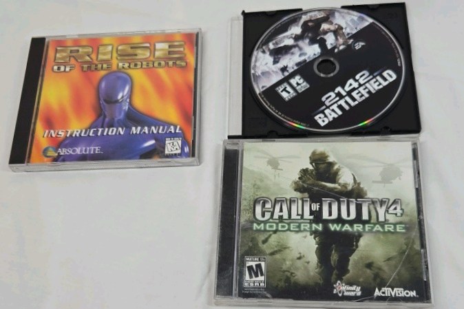 lot 92 image: Vintage PC Game Jewel Cases  Rise of the Robots, Battlefield 2142, Call of Duty 4 Modern Warfare