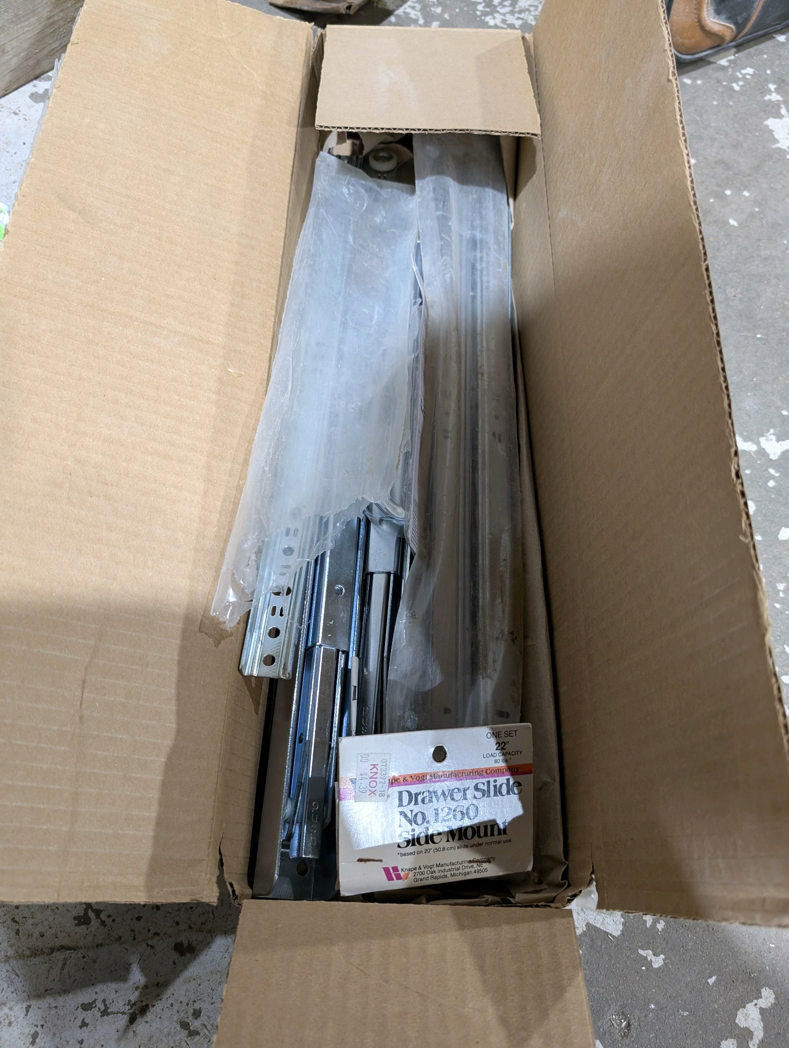 lot 33 image: 22 side mount drawer slides, two folding l brackets, handle