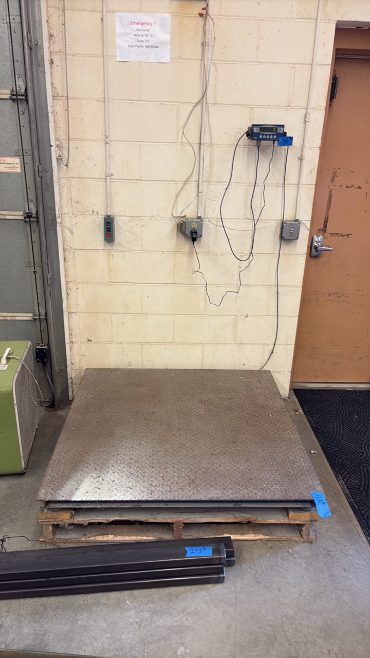 Low Floor scale 5000LB�wWall-mounted Weigt Indicator.