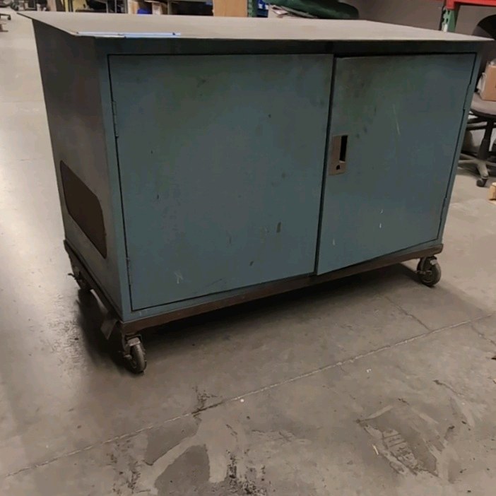 PORTABLE workbench with storage capacity