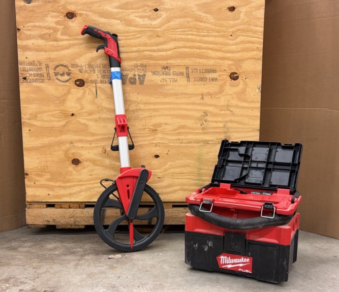 MILWAUKEE wet dry vacuum digital measure wheel