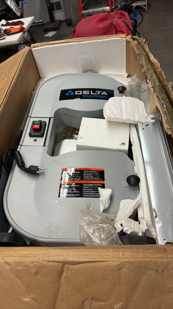 DELTA sander, looks brand new inside of box