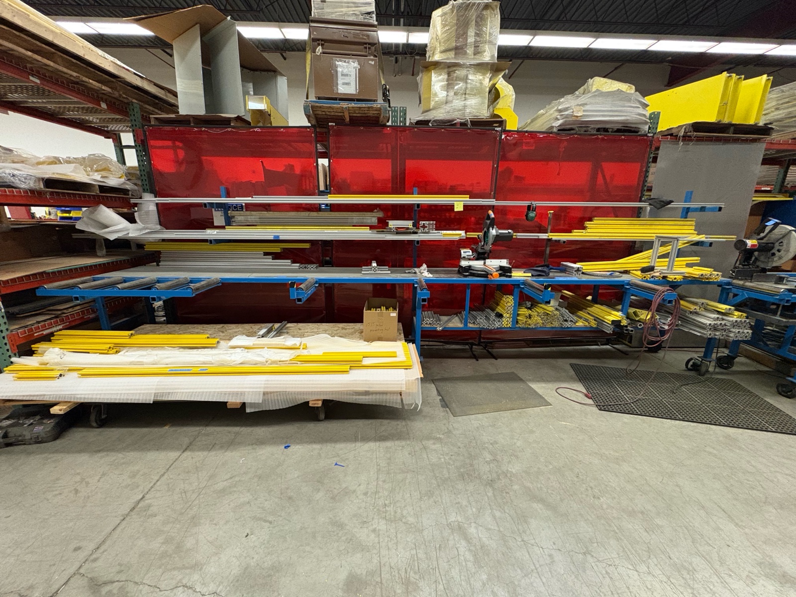 Saw station with conveyor rollers