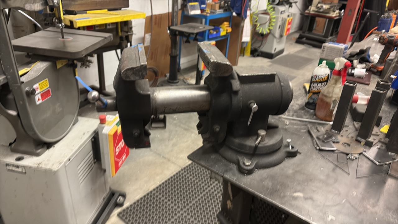 MACHINIST Bench Vise with Pipe jaws