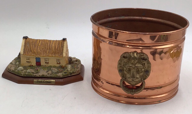 lot 107 image: Irish Cottage Musical Souvenir Figurine  Bray Co. Wicklow