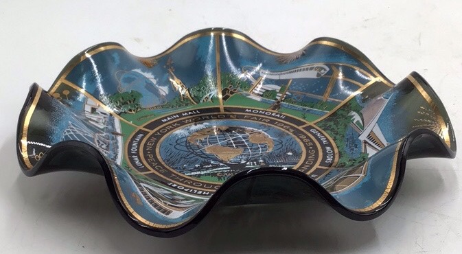 lot 111 image: 1964-1965 New York Worlds Fair Souvenir Dish  Black with Gold Trim