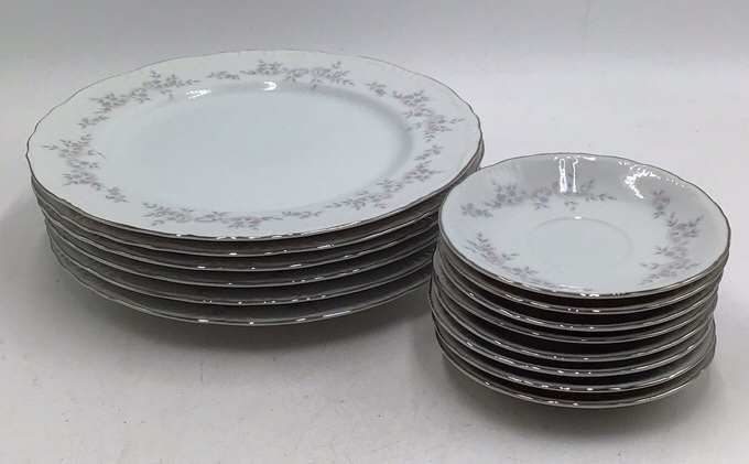 lot 114 image: Vintage Arita China Dinner Plates and Saucers  Floral Sprig Pattern