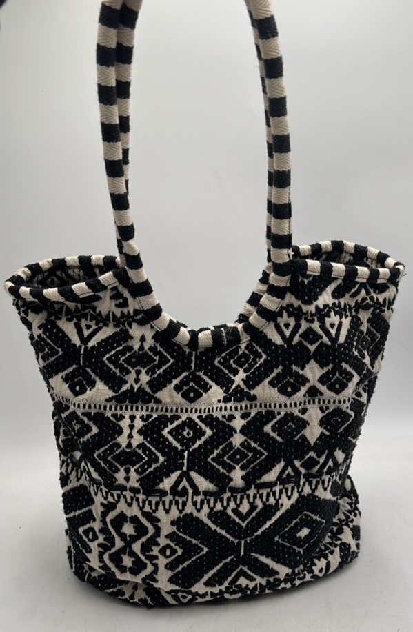 lot 154 image: Vintage Wayuu Mochila Bag