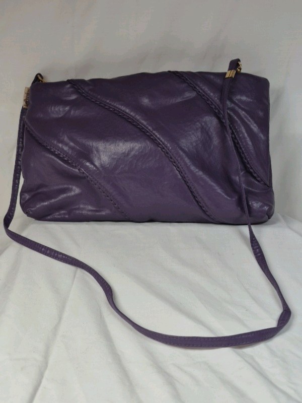 lot 159 image: Vintage Leather Shoulder Bag  Pleated Design with Braided Accents