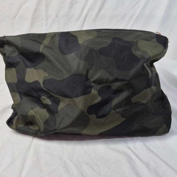 lot 167 image: Vintage Camo Toiletry Bag