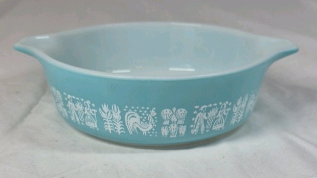 lot 207 image: Pyrex Amish Butterprint Casserole Dish  Turquoise